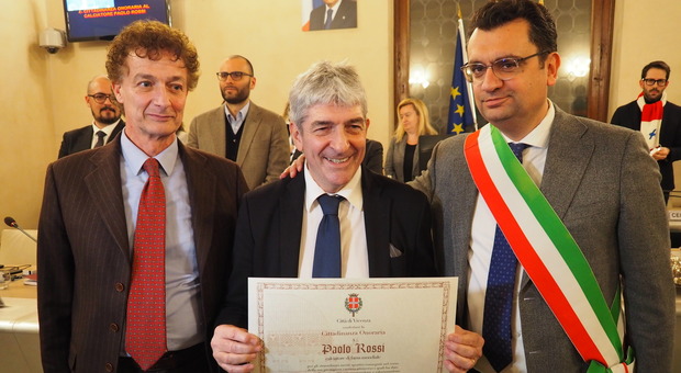 Rossi, il sindaco (a destra) e il presidente del consiglio comunale Sorrentino in occasione del conferimento della cittadinanza onoraria