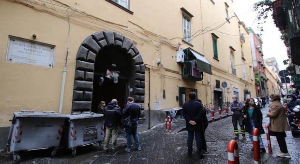 Palazzo occupato dal clan a Napoli, nessuno interviene: e iniziano anche i lavori di ristrutturazione