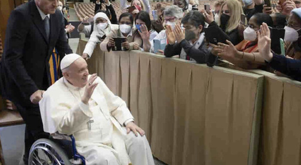 Papa Francesco indignato per gli anziani maltrattati in famiglia: «Quanta crudeltà, spesso anche truffati»