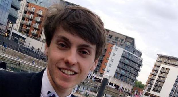 Studente suicida il giorno della laurea: «Mentiva ai genitori, non aveva finito gli esami» Studente suicida il giorno della laurea: «Mentiva ai genitori, non aveva finito gli esami»