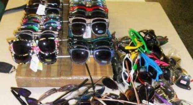 Appartamento di Jesolo pieno zeppo di occhiali falsi e merce contraffatta