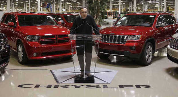 Sergio Marchionne con all e spalle i suoi gioielli: alcuni modelli del Chrysler Group