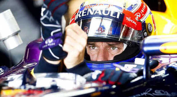 La concentrazione di Mark Webber nell'abitacolo della sua Red Bull prima del giro veloce