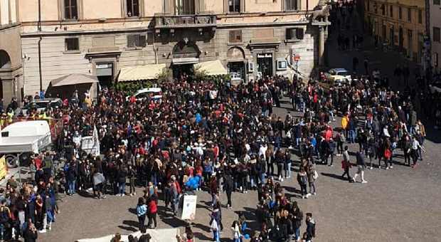 Pulizie di primavera in città: studenti e migranti ripuliscono il centro storico di Viterbo