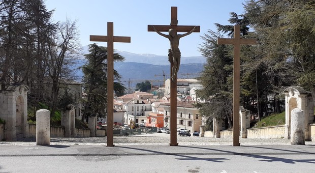 Le Tre Croci esposte il 6 aprile sulla Scalinata di San Bernardino simbolo della Processione aquilana del Venerdì Santo