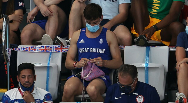 Fanno scalpore le foto che ritraggono il campione olimpico Tom Daley intento a cucire una maglia all'uncinetto