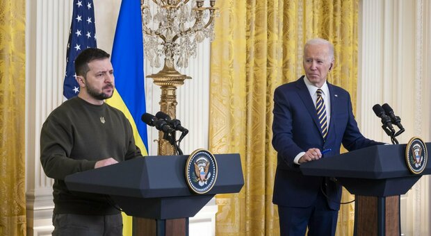 Zelensky alla Casa Bianca, stretta di mano con Biden: «La guerra non è finita, ridaremo la libertà all'Ucraina»