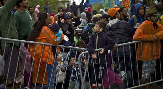 Migranti, dall'Italia 4.000 profughi alla Germania e 3.000 alla Francia. La Slovenia innalza un muro