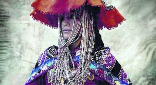 I sontuosi abiti delle feste tradizionali peruviane fotografati da Mario Testino