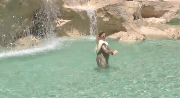 Come Anita Ekberg, turista si fa il bagno nella Fontana di Trevi e viene multata Video