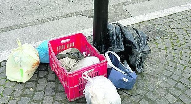 Sacchetti e rifiuti lasciati in strada nel centro di Viterbo