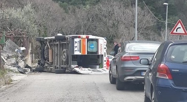 Capaccio Paestum, un'ambulanza si ribalta in collina: tre feriti