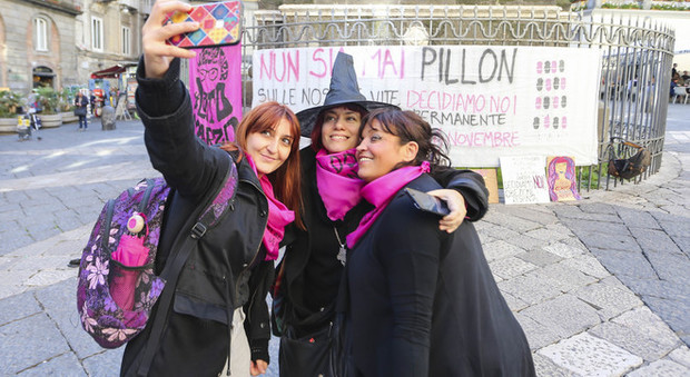 Napoli, manifestanti in piazza contro il decreto Pillon sull'affido