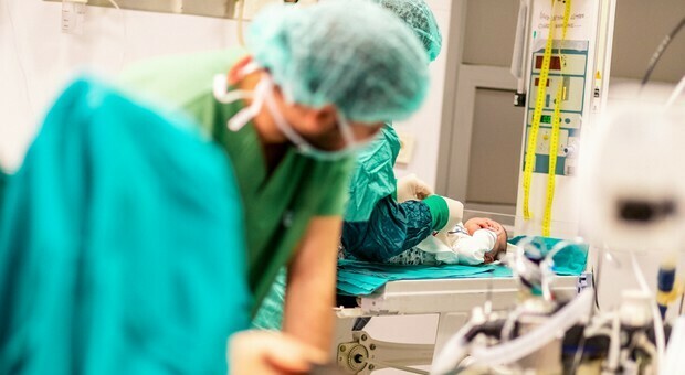Brasile, donna in coma per il Covid partorisce: vede la bimba 19 giorni dopo