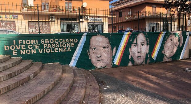 Roma, un murale per Paparelli, De Falchi e Gabbo Sandri: «I fiori sbocciano dove c’è passione e non violenza»