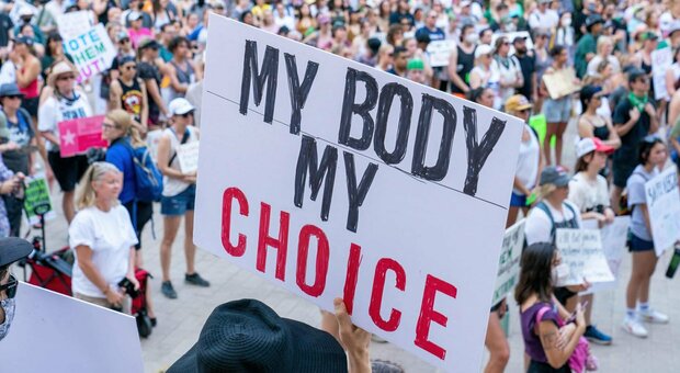 Aborto negli Usa, migliaia di donne costrette a spostarsi: gli Stati liberali ora temono un assalto