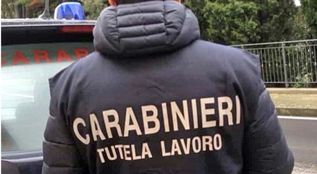 Senigallia, contatti elettrici non protetti e pericolo di cadute: i carabinieri chiudono due cantieri, multe per 30mila euro