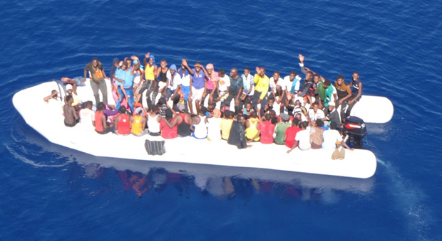 Migranti, nuovo naufragio al largo della Libia: disperse 100 persone