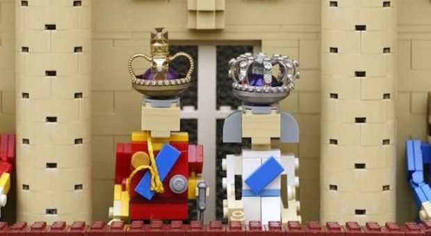 Incoronazione Carlo III: il re, la regina e il palazzo reale in versione Lego con 32 mila mattoncini