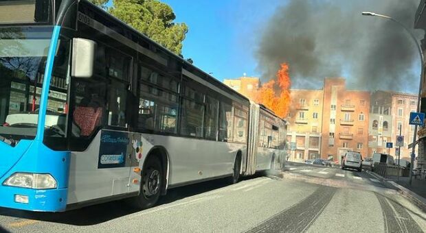 Autobus prende fuoco, tanta paura vicino al centro di Macerata: traffico bloccato