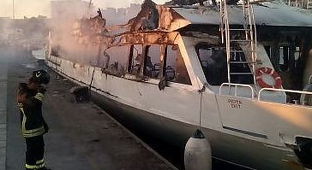 Gargano, incendiato il traghetto per le isole Tremiti: ipotesi dolo