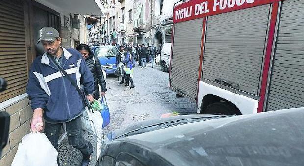 Napoli, disperazione e rabbia tra gli sfollati: «Presidio finché non si trova il colpevole»