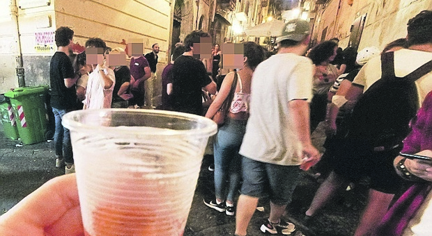 Napoli, movida di alcol, risse e sangue: «Qui la notte è tornata un inferno»