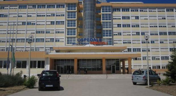 Rapinano un disabile nel parcheggio dell'ospedale: arrestate due donne