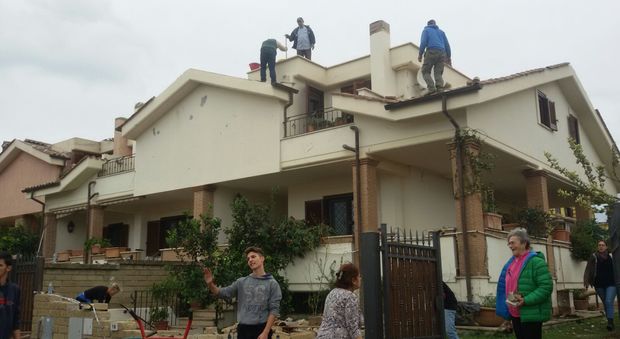 Ladispoli, mezza cittadina sui tetti a riparare i danni della tromba d'aria