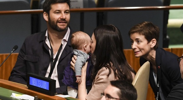 All'Onu con la figlioletta in braccio: la premier neozelandese nella storia. E sul pass c'è scritto «first baby»
