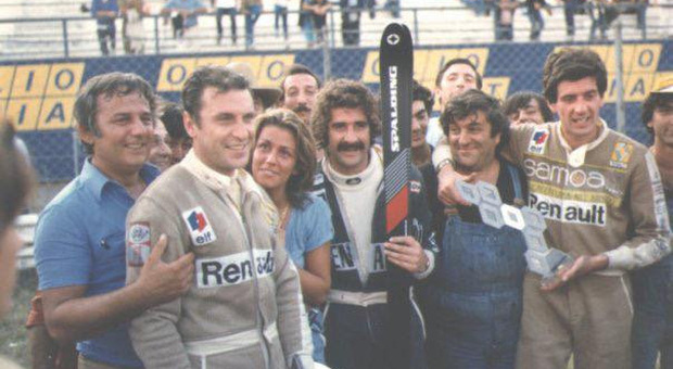 A sinistra con la tuta Renault Gianbruno Del Fante in una foto d'epoca