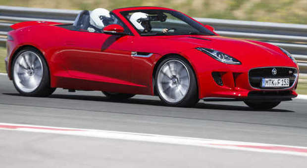 La nuova Jaguar F-Type con la capote aperta impegnata in pista
