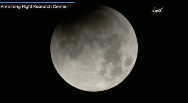 Eclissi totale di Luna in corso. Super, blu e poi rossa: come vedere lo spettacolo
