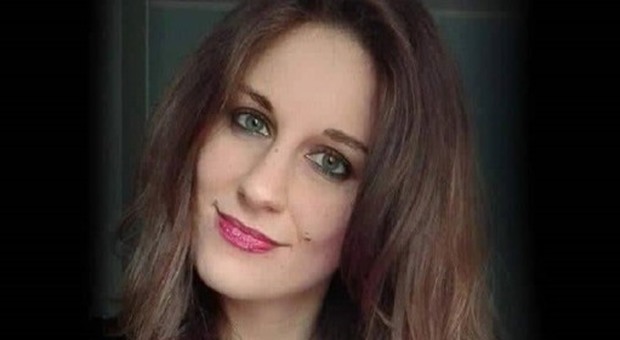 Frosinone, incidente tra due auto accanto alla chiesa: Ilaria muore a 26 anni mentre va alla messa di Natale