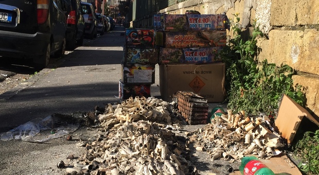 Botti in strada e spazzatura carbonizzata: Fuorigrotta il 1° gennaio