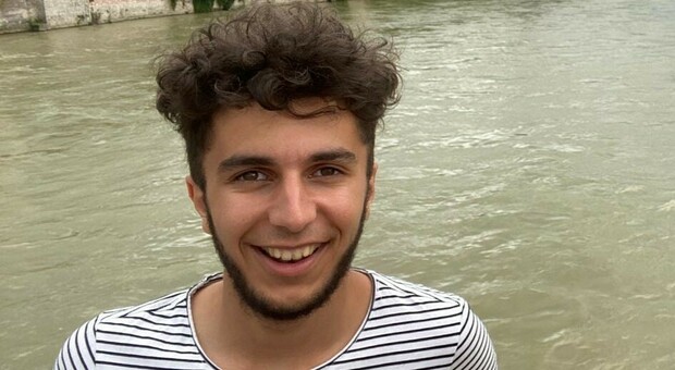 Tenta la traversata del lago, Samuel scompare davanti all’amico: disperso a Bracciano un turista olandese di 22 anni