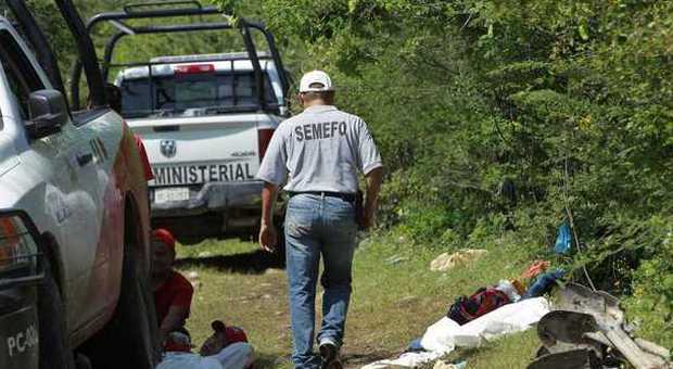 Messico, fosse comuni con corpi di studenti scomparsi, due gangster: li abbiamo uccisi noi