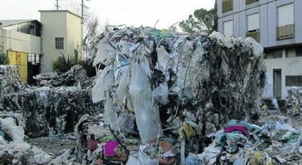Imprenditore trova 150 tonnellate di rifiuti nel capannone dismesso