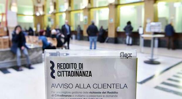 Milano, reddito di cittadinanza grazie ai documenti falsi: maxi indagine alle Poste con 50 indagati