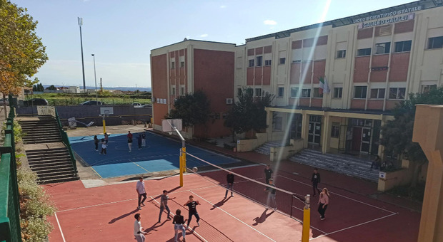 https://statics.cedscdn.it/photos/MED/65/01/8406501_10084245_liceo_lamezia_voti_cambiati.jpg