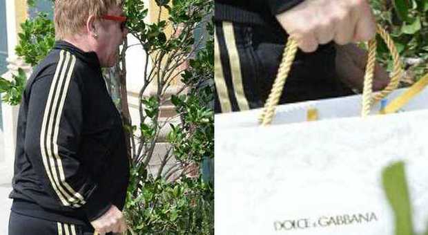 Elton John con la busta 'Dolce e Gabbana' solo un giorno dopo la polemica sui figli alle coppie gay