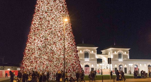 Si accende il grande albero di Natale al McArthur Outlet, concerto del soprano Aguiar della Fenice