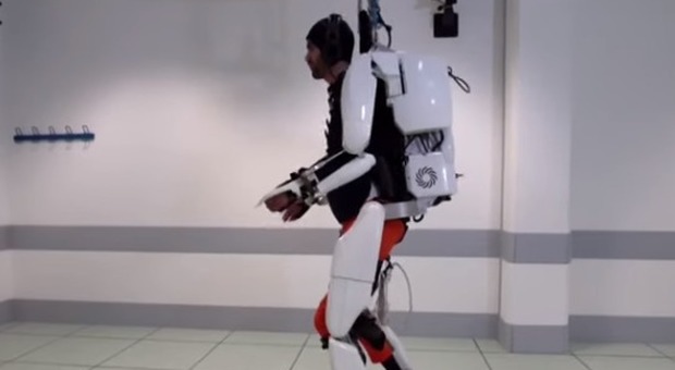 Uomo paralizzato torna a camminare grazie a un esoscheletro comandato col pensiero: «Io come il primo uomo sulla luna»