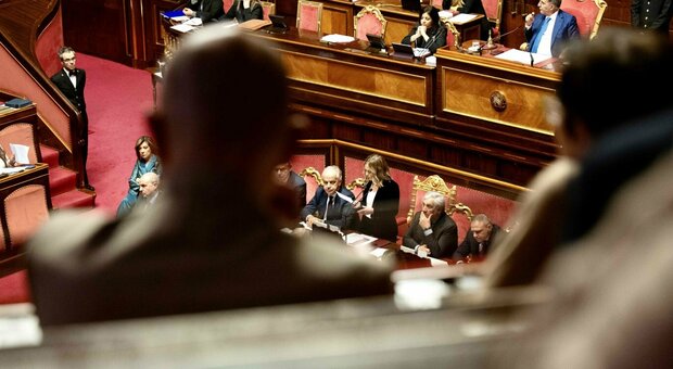 Studente mima gesto della pistola contro Meloni in Senato, la premier: «Colpisce avvenga in giorno anniversario Marco Biagi»