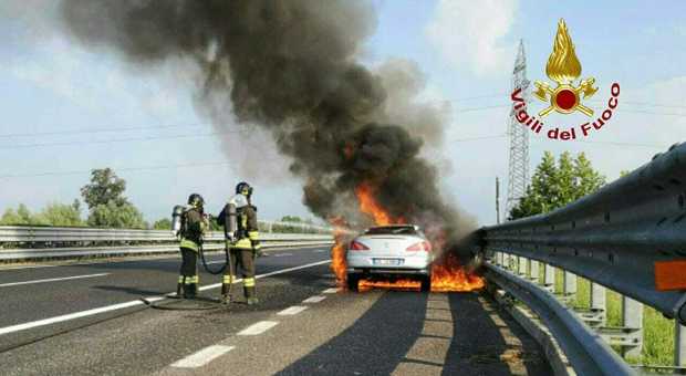 L'auto avvolta dalle fiamme