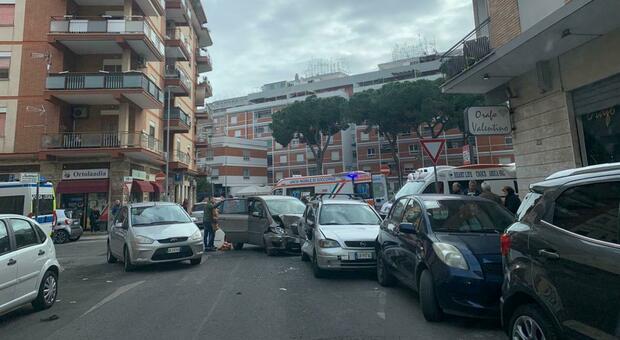 Schianto all'incrocio di piazza Orazio: sei feriti all'ospedale, c'è anche una bambina