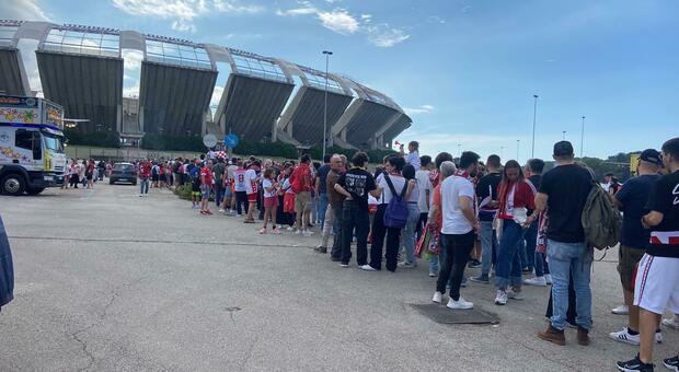 La lunga attesa di Bari: già in coda per l'ingresso allo stadio. Le foto