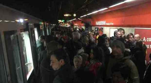 Roma, panico in metro: passeggeri restano bloccati nei vagoni, poi vengono evacuati