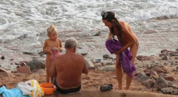 Turista incinta partorisce nelle acque del Mar Rosso: le straordinarie immagini fanno il giro del mondo