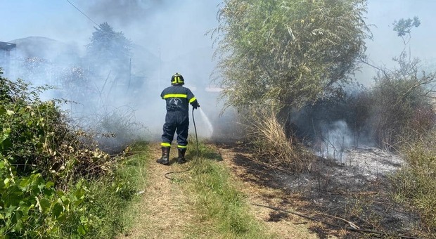 Le periferie di Fondi devastate dagli incendi: vigili del fuoco e Falchi al lavoro no stop